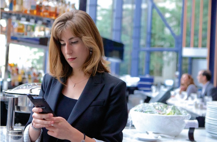 手持對(duì)講機(jī)